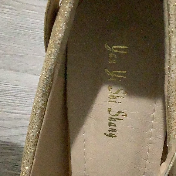 Yan Yi Shi Shang Champagne Stiletto Heels - Picture 6 of 9